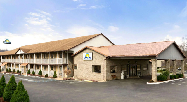 Четырёхместный номер Standard Days Inn by Wyndham Huntington