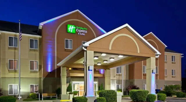 Кровать в общем номере Holiday Inn Express Hotel & Suites Bedford by IHG