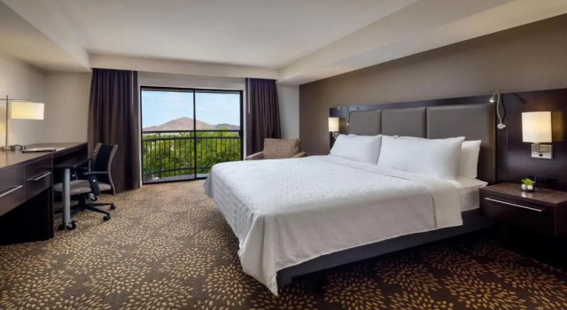 Двухместный номер Standard c 1 комнатой Holiday Inn and Suites Phoenix Airport North by IHG