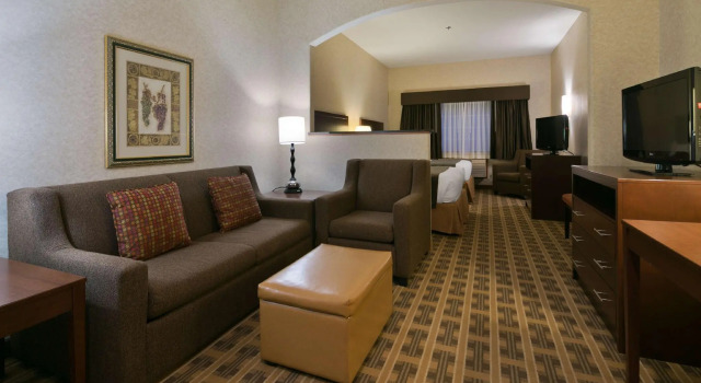 Четырёхместный люкс с 3 комнатами Best Western University Inn and Suites