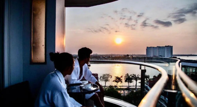 Люкс с балконом Harmony Phnom Penh Hotel