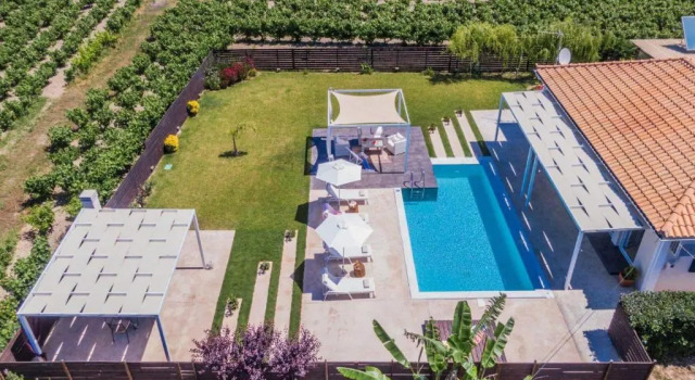 Madini Luxury villa with private heated pool