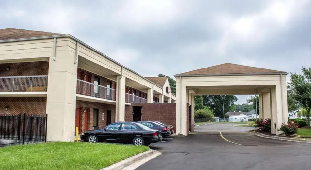 Econo Lodge Henderson, Забронировать Отель Хендерсон Северная Каролина