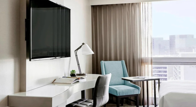 Двухместный номер Accessible с балконом и с видом на бассейн Los Angeles Airport Marriott
