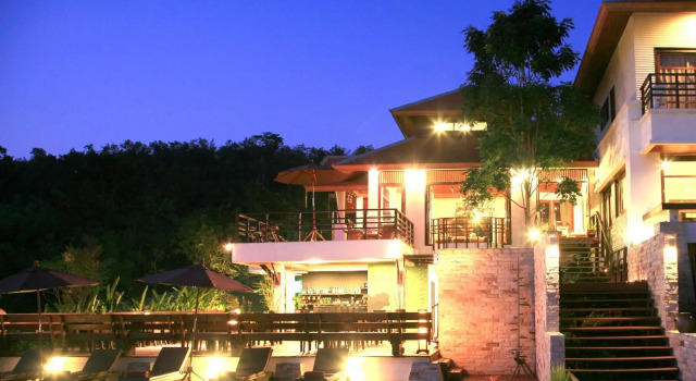 Кровать в общем номере Phunacome Resort