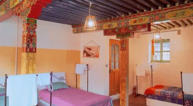 Кровать в общем номере (мужской номер) Lhasa Cangwu Homestay