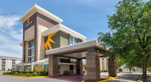 La Quinta Inn & Suites by Wyndham Dallas I-35 Walnut Hill Ln
