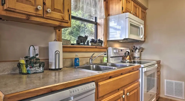 Коттедж Smoky Mountain Retreat w/ Hot Tub, Arcade Games