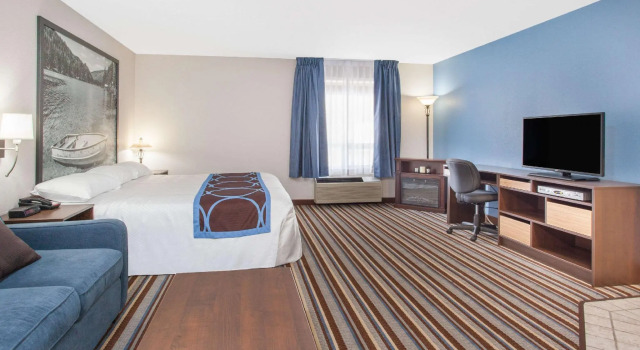 Люкс Deluxe Super 8 by Wyndham Fort Frances