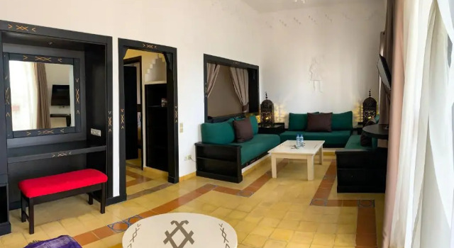 Люкс с видом на бассейн Borjs Hotel Suites & Spa
