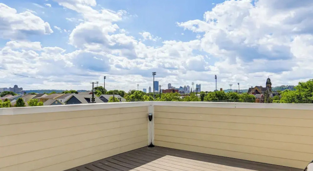 Коттедж Pittsburgh Home w/ Skyline Views: Walk to Stadium!