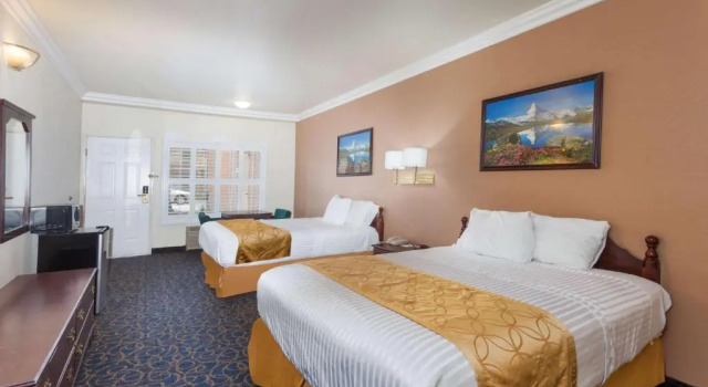 Четырёхместный номер Standard Days Inn & Suites by Wyndham South Gate