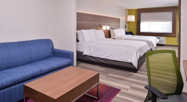 Четырёхместный люкс Holiday Inn Express Hotel & Suites Elgin by IHG