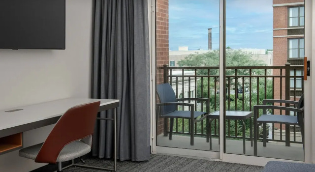 Люкс c 1 комнатой с балконом Courtyard by Marriott Savannah Downtown - Historic District