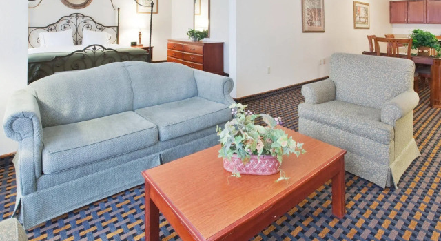 Holiday Inn Express Hotel & Suites Laurinburg by IHG, Забронировать Отель Отели Лоринберг с парковкой, Парковка