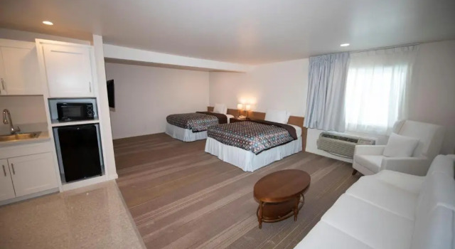 Семейный номер Deluxe Brookhurst Plaza Inn