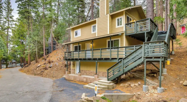 Коттедж 4 Mi to Lake Arrowhead: Cabin w/ Grill & Deck!