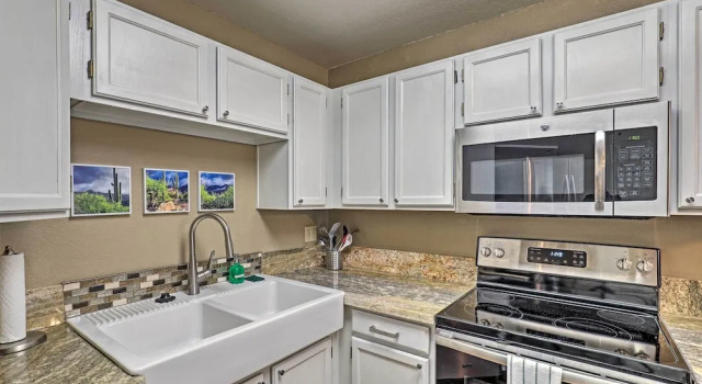 Апартаменты с 2 комнатами Tucson Desert Retreat w/ Pool + Hot Tub Access!