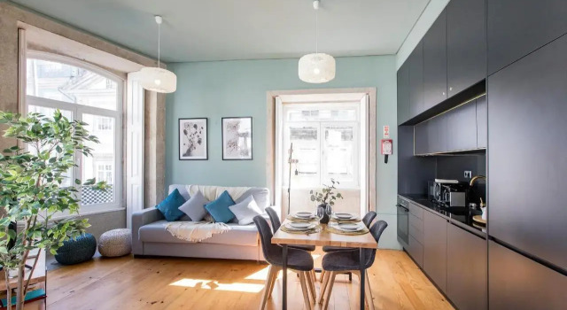 Artistic 2BR Flat Downtown w/ AC by LovelyStay, Забронировать Отель Порту Регион Порту, рядом с Канатная дорога Гайя