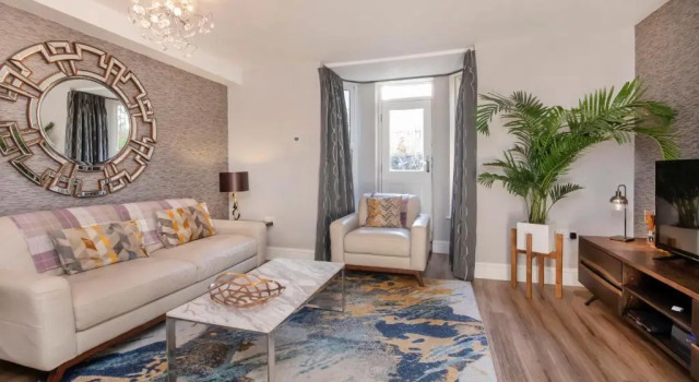 8 Blue Bridge- Elegant and Luxurious 1 Bedroom Apt- Free Parking