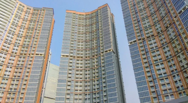 Spacious 3BR Gold Coast Apartment near Shopping PIK Avenue