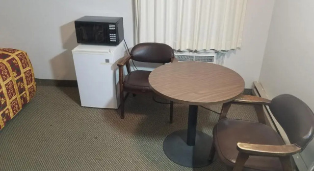 Четырёхместный номер Standard Amber Inn Motel