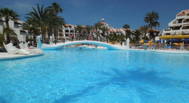 Апартаменты Two bedroom beachfront apartment No 3 with sea-view, heated pool, close to the sea