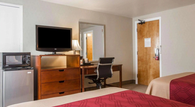 Четырёхместный номер Standard Econo Lodge Lakes Region