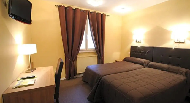Трёхместный номер Standard с красивым видом из окна Hôtel Le Valaurie