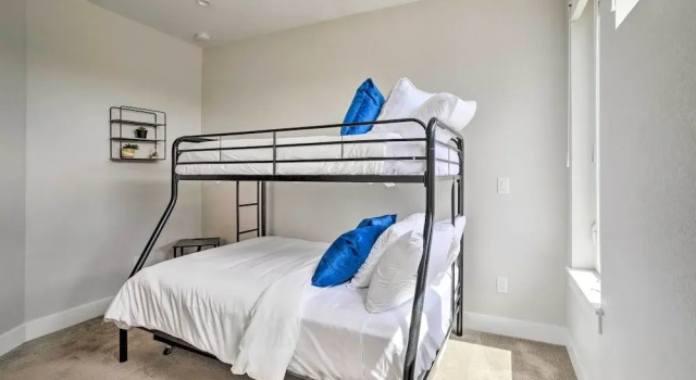 City Skyline Views: Upscale Denver Townhome, Забронировать Апартаменты/квартира Денвер Колорадо, рядом с Зал спортивной славы Колорадо