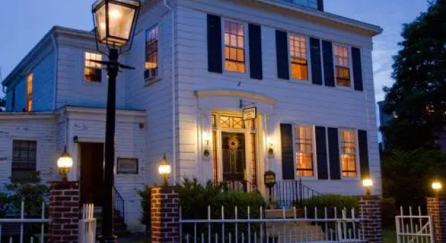Historic Hill Inn