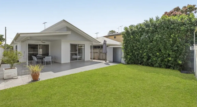 Spacious 4-bed House With Secure Parking