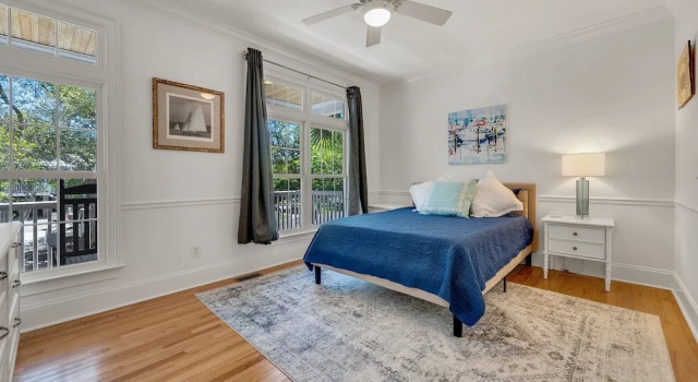 Tranquil Beach House Conveniently Located Near The Ocean Beach Retreat 5 Bedroom Home by Peace Vacations, Buchen Sie Ferienhaus Debordieu Colony USA