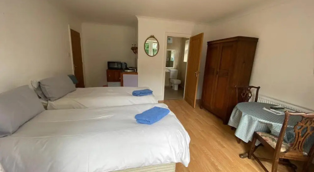 Family Home With Large Garden and Pool Near Totnes, Book Hotel Hoteller i Totnes med parkering, Parkering