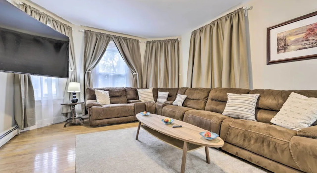 2 Mi to Downtown: Springfield Apt w/ Balcony!, Boek Appartement Springfield Massachusetts