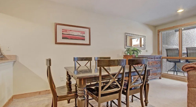 Beautiful Ski-In Ski-Out Condo, Great Location - CM244 by RedAwning, Забронировать Апартаменты/квартира Отели Коппер-Маунтин с парковкой, Парковка