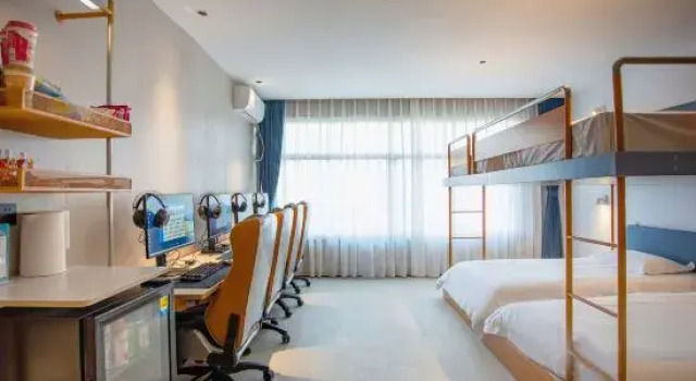 Кровать в общем номере Netfish e-sports Hotel (Shanghai Cao Road Institute of Finance Branch)