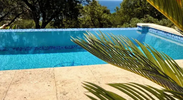 Roatan Infinity Pool and Ocean View Apartment, Book Apartment Arrozal Roatan