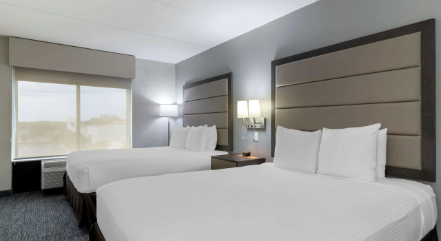 Четырёхместный номер Standard Best Western Plus McAllen Airport Hotel