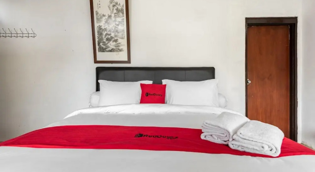 RedDoorz @ Mega Indah Villa Estate G16