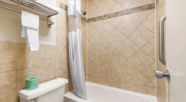 Четырёхместный номер Standard Econo Lodge Charlotte Airport