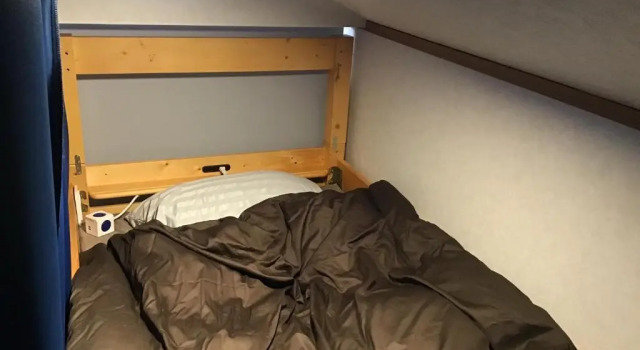 Кровать в общем номере Kakunodate Guest House Choux