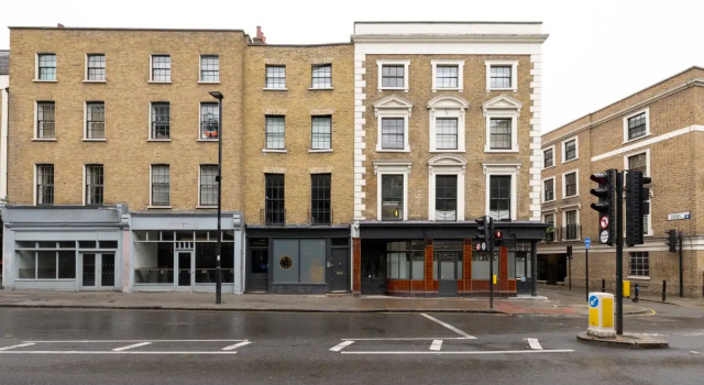 The Heart of Angel - Bright 2BDR House with Terrace, Gym & Cinema