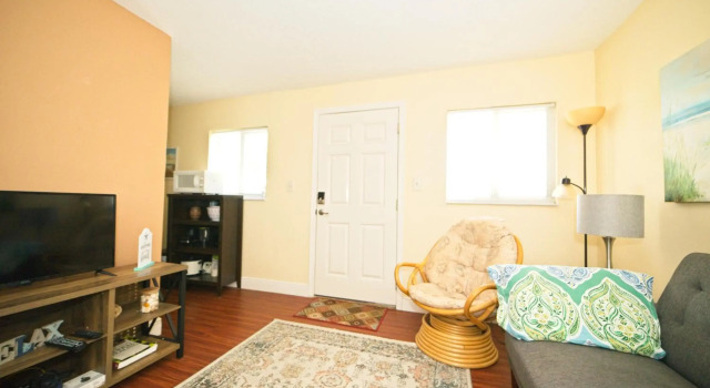 Cozy Canaveral Beach Condo! Next to NASA Launch Site, Varaa Hotelli Cape Canaveral Space Coast