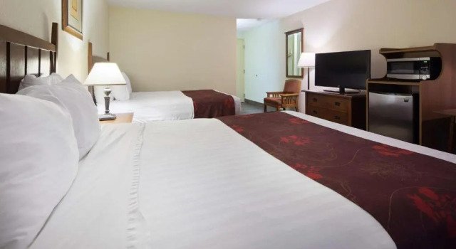 Четырёхместный номер Standard Цокольный этаж Best Western Prairie Inn & Conference Center