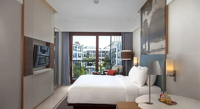 Двухместный номер с балконом и с видом на бассейн Courtyard by Marriott Bali Seminyak Resort
