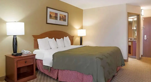 Люкс Country Inn & Suites by Radisson, Saginaw, MI