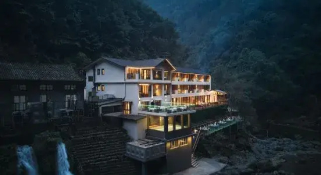 Yuexigu Valley Hot Spring Homestay, Varaa Hotelli Hotellit Sichuan pysäköinnillä, Pysäköinti