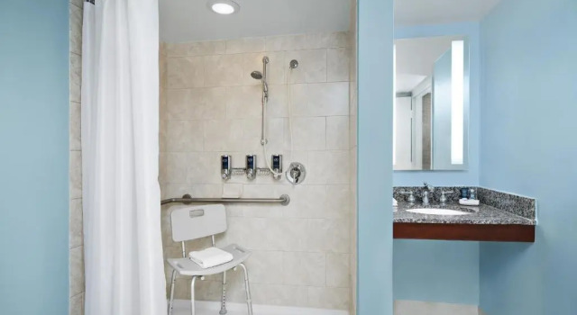 Четырёхместный номер Standard Four Points by Sheraton Richmond Airport