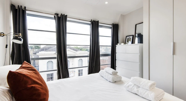 Panoramic Peckham Home by the Overground Station